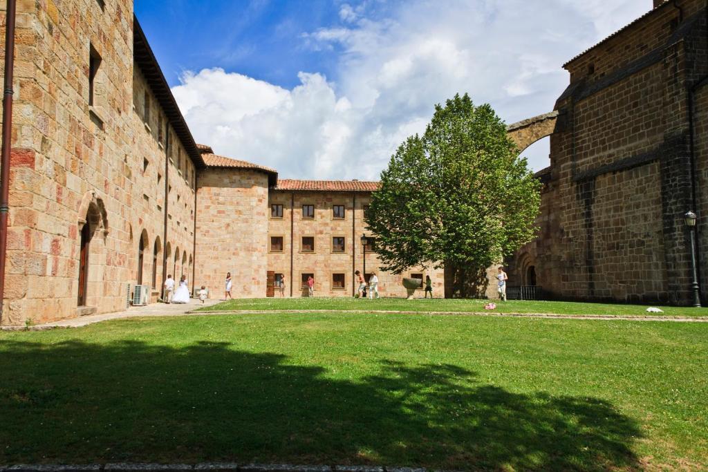 Hotel Monasterio De Leyre Yesa Exterior foto